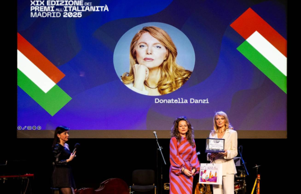 Madrid: Donatella Danzi riceve il Premio allâItalianitÃ  2025 per lâAssociazionismo