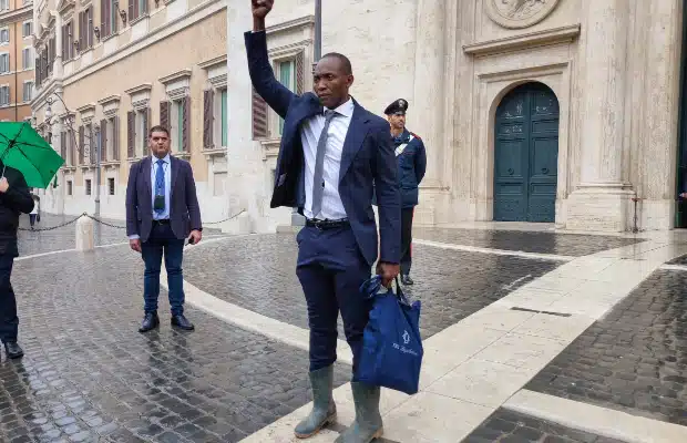 GIACCA, CRAVATTA E STIVALI <br> LA PRIMA DI SOUMAHORO