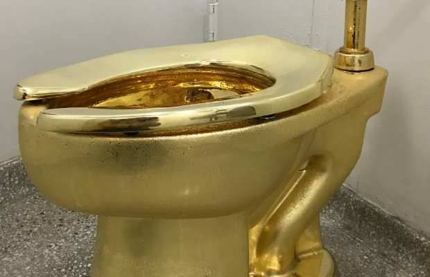 Il gabinetto dorato <br> di Maurizio Cattelan 