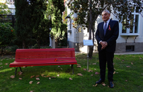 Violenza donne, lâAmbasciata dâItalia a Madrid alla panchina rossa di Palazzo di Amboage 