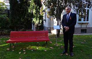 Violenza donne, lâAmbasciata dâItalia a Madrid alla panchina rossa di Palazzo di Amboage 