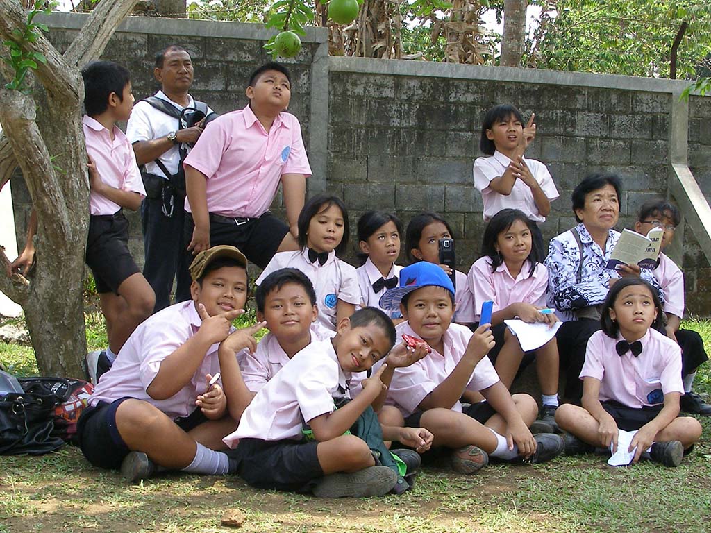 484 - Giava bambini presso il tempio Candi Singosari - Indonesia